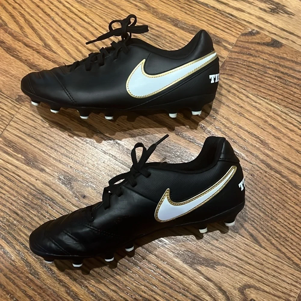 The Nike JR TIEMPO RIO III FG youth cleat size 4.5